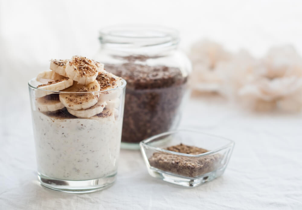 kefir with banana and flaxseeds
